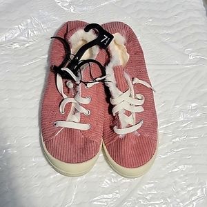 Shoes dark pink fuzzy 💕